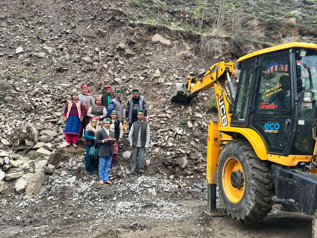 चिड़गांव के मांदली में दिव्यांग भवन के निर्माण का शुभारंभ करने पदाधिकारी। संवाद