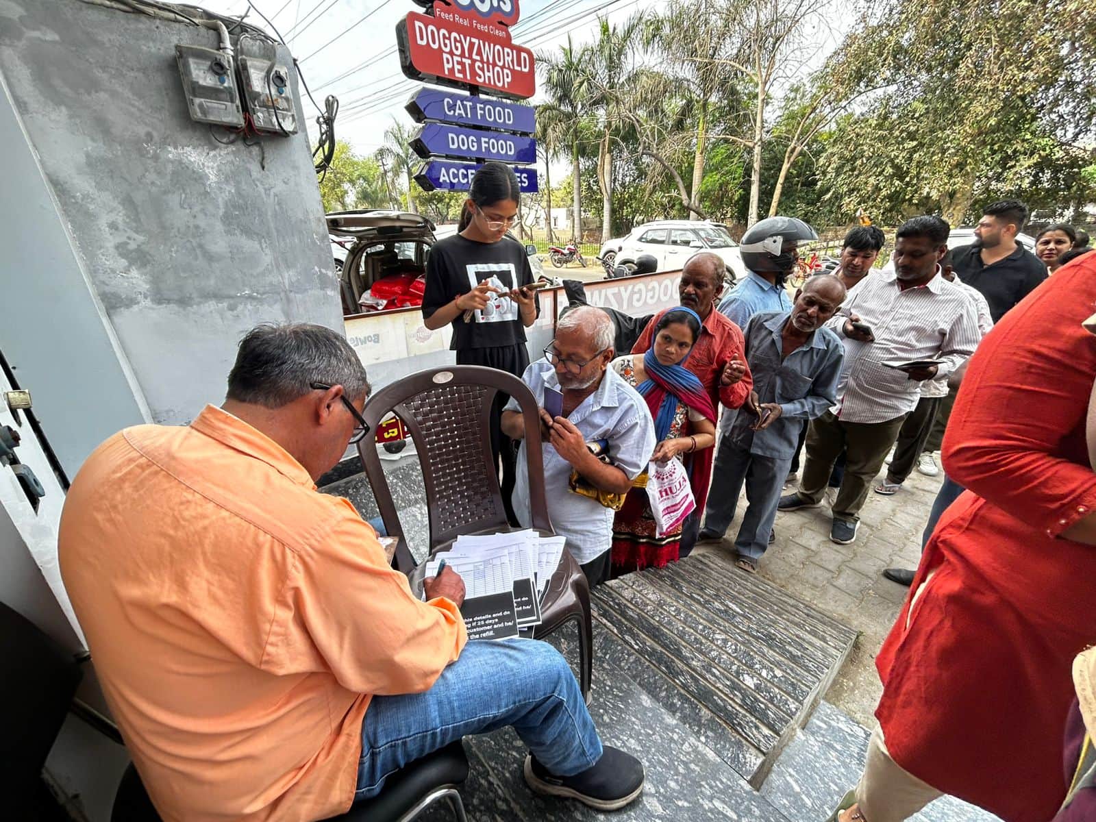 छावनी के बीसी बाजार स्थित गैस एजेंसी के बाहर लगी उपभोक्ताओं की लंबी लाइन। संवाद
