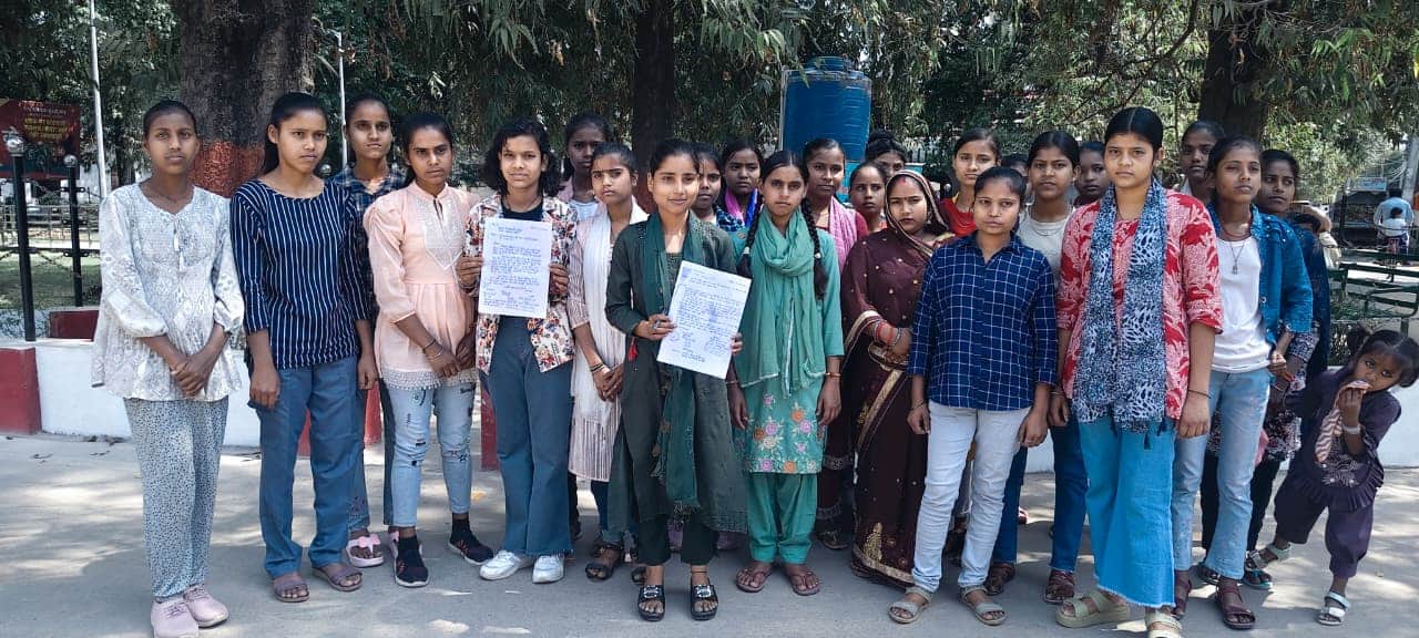 डीएम को ज्ञापन देने जाती हेलो बिटिया मंच की सदस्य। संवाद