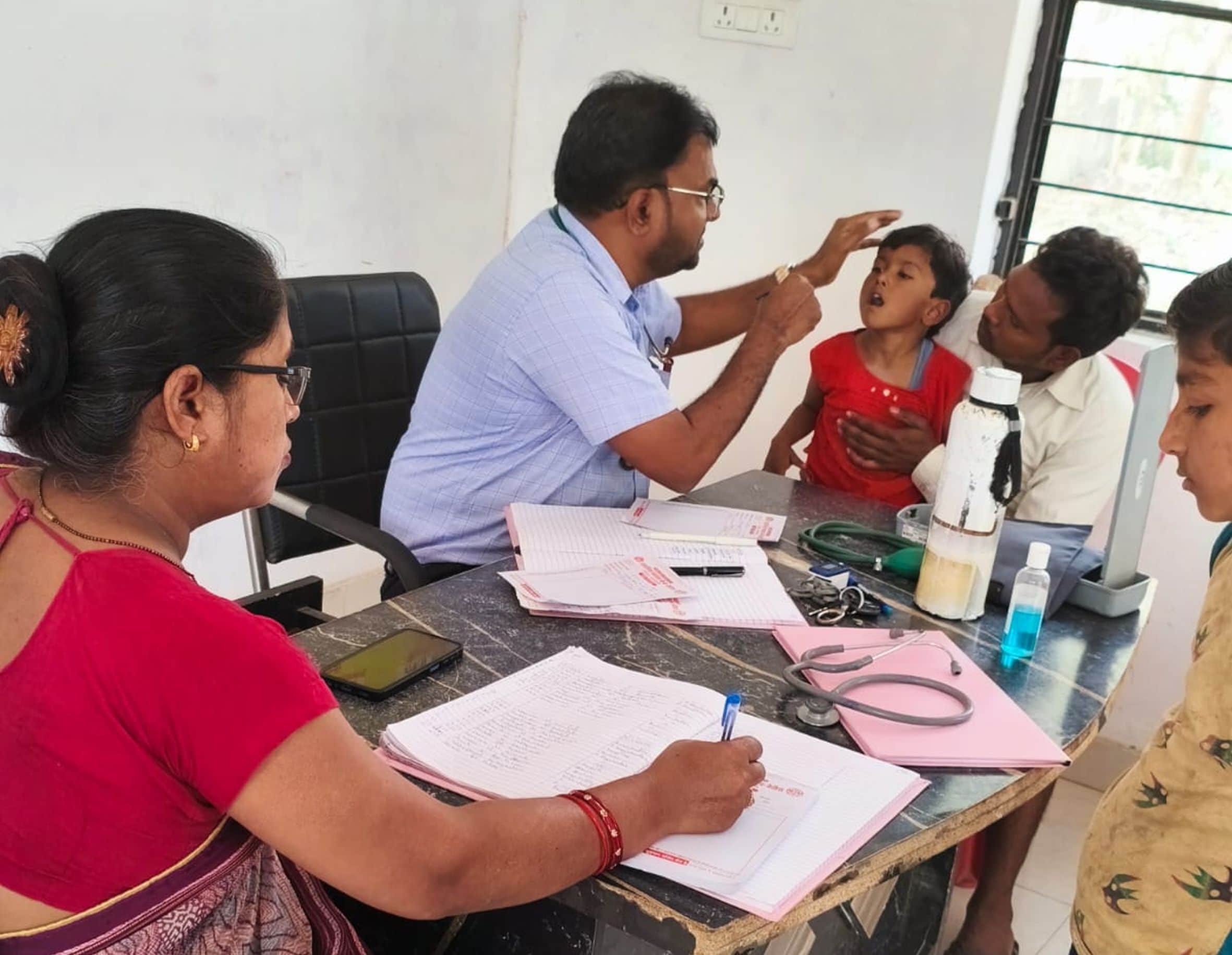 डीह ब्लाॅक क्षेत्र के प्राथमिक स्वास्थ्य केंद्र बेतौरा में मरीजों का इलाज करते चिकित्सक। 