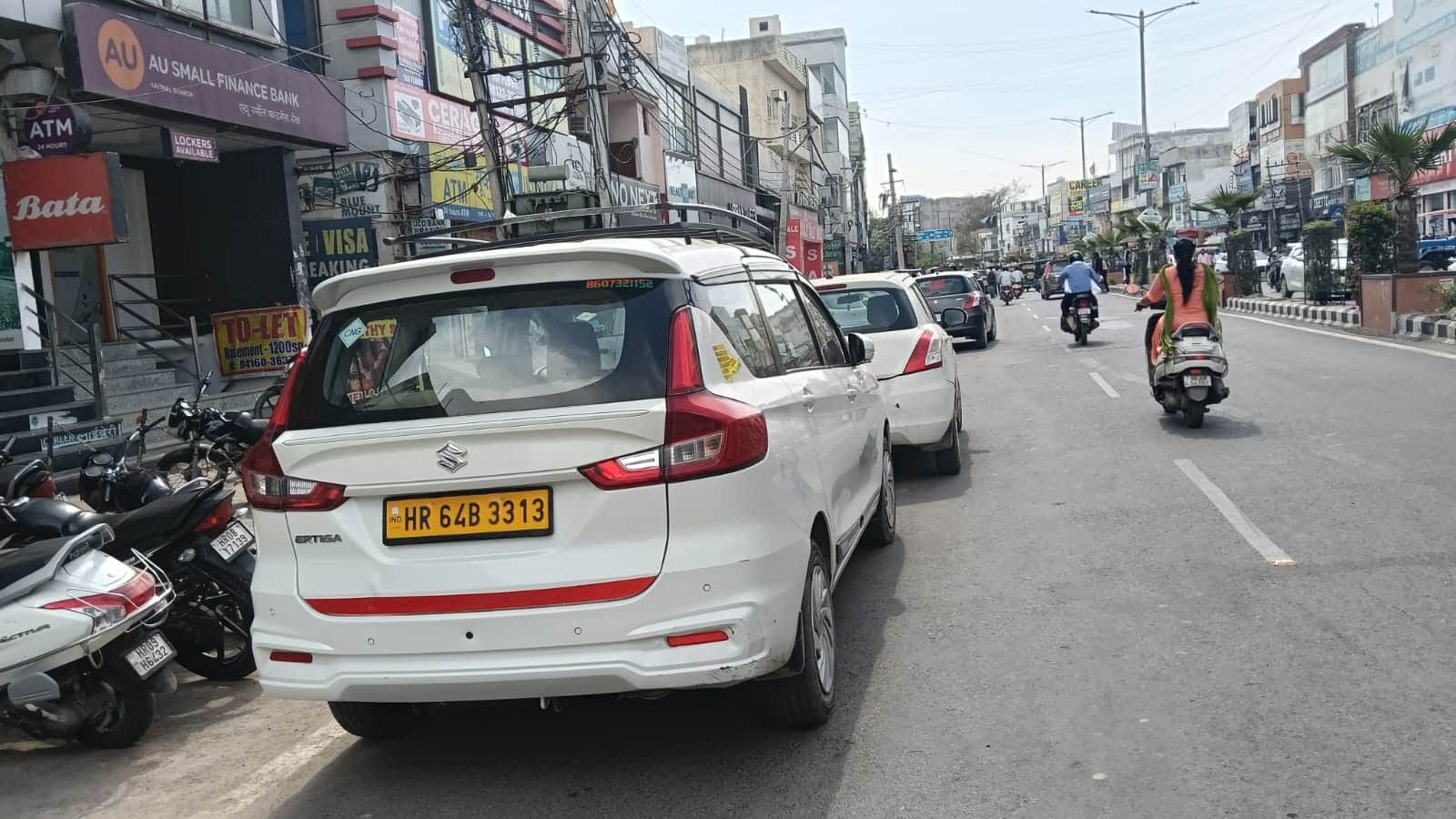 ढांड रोड़ पर पार्किंग न होने से सड़क किनारे खड़े वाहन