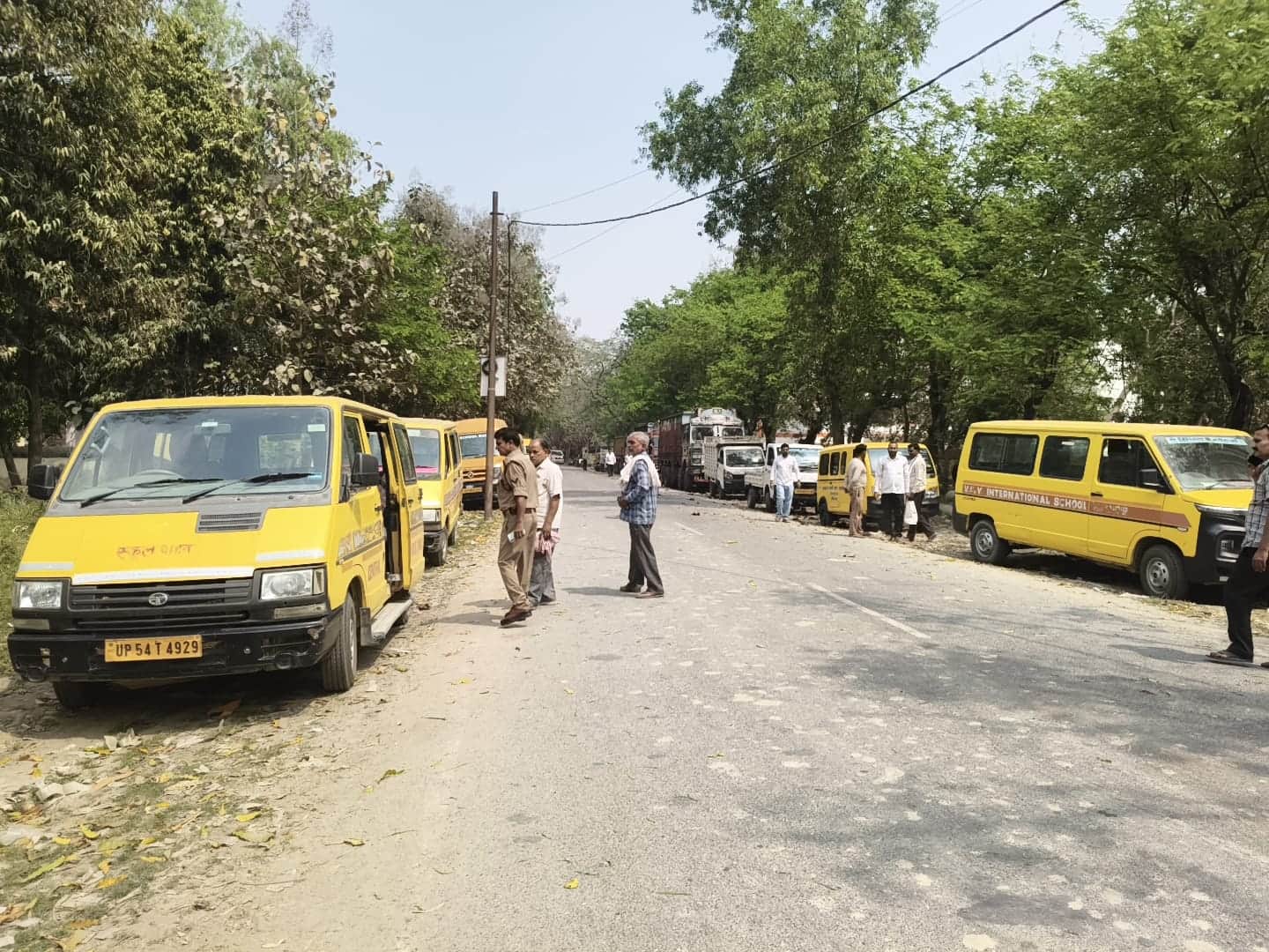 एआरटीओ कार्यालय पर स्कूली वाहनों को चेक करते एआरटीओ सुहेल अहमद।स्रोत-स्वयं