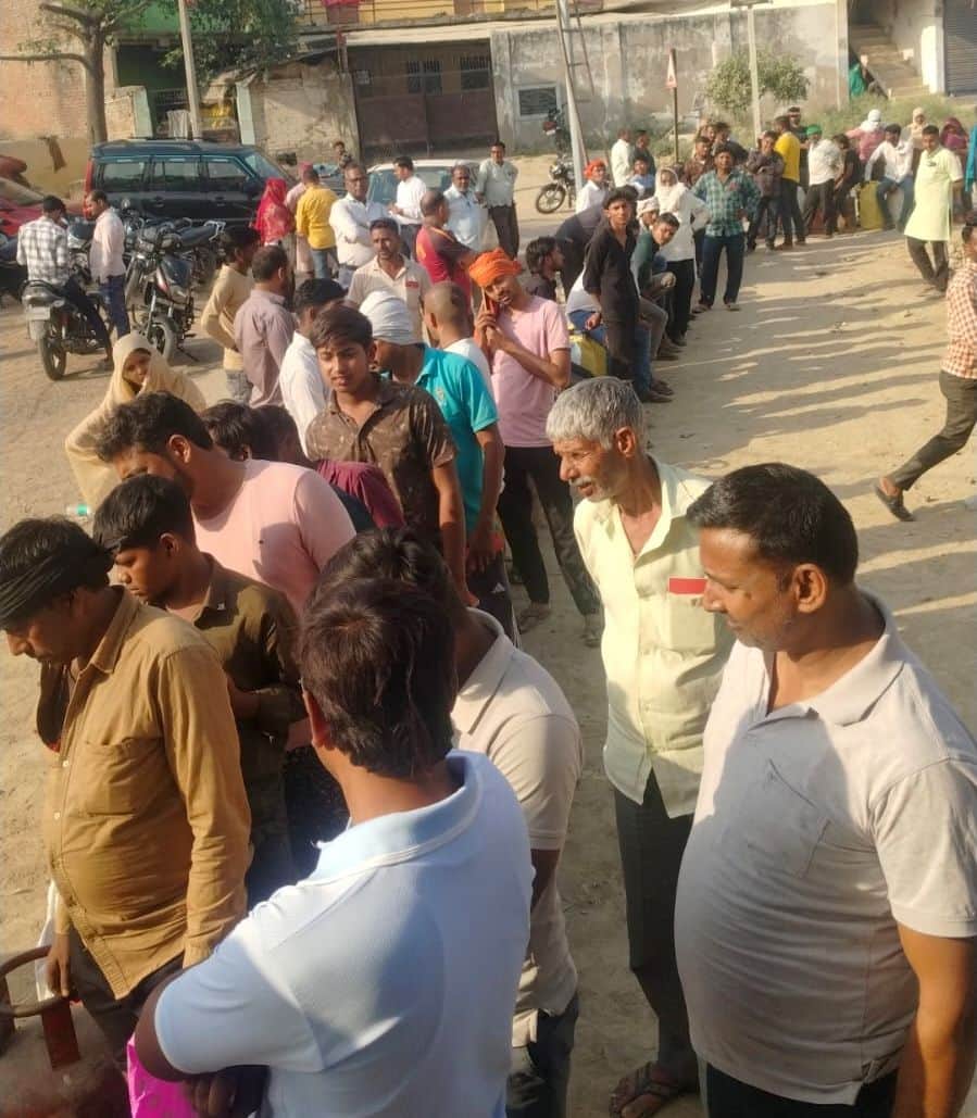 एजेंसी के बाहर उपभोक्तों की लगी कतार।  संवाद