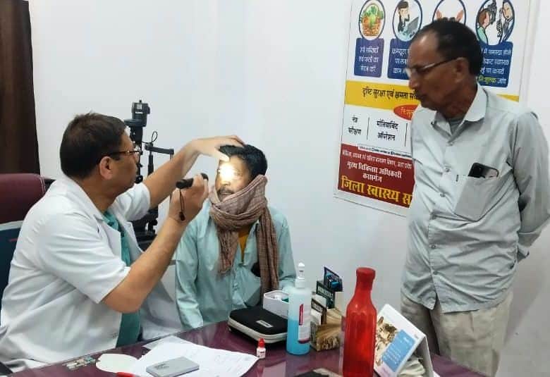 फोटो 01़ कासगंज जिला अस्पताल में चिकित्सक नेत्ररोगी का परीक्षण करते। स्रोत: संवाद