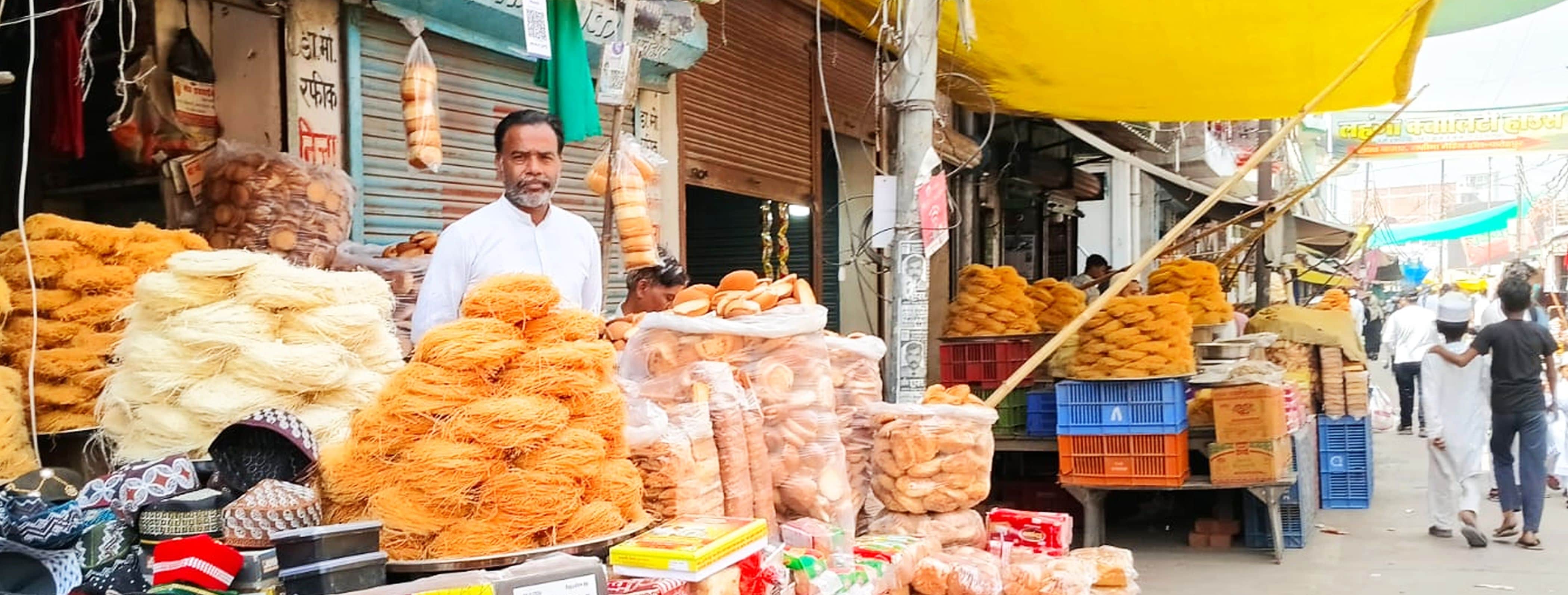 फोटो-01-शहर के चौक बाजार स्थित दुकान में रखी सूतफेनी। संवाद