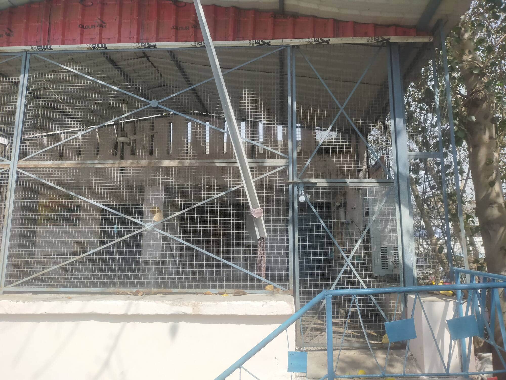 फोटो 02 बंद होने के बाद अटल कैंटीन पर लगा ताला। संवाद