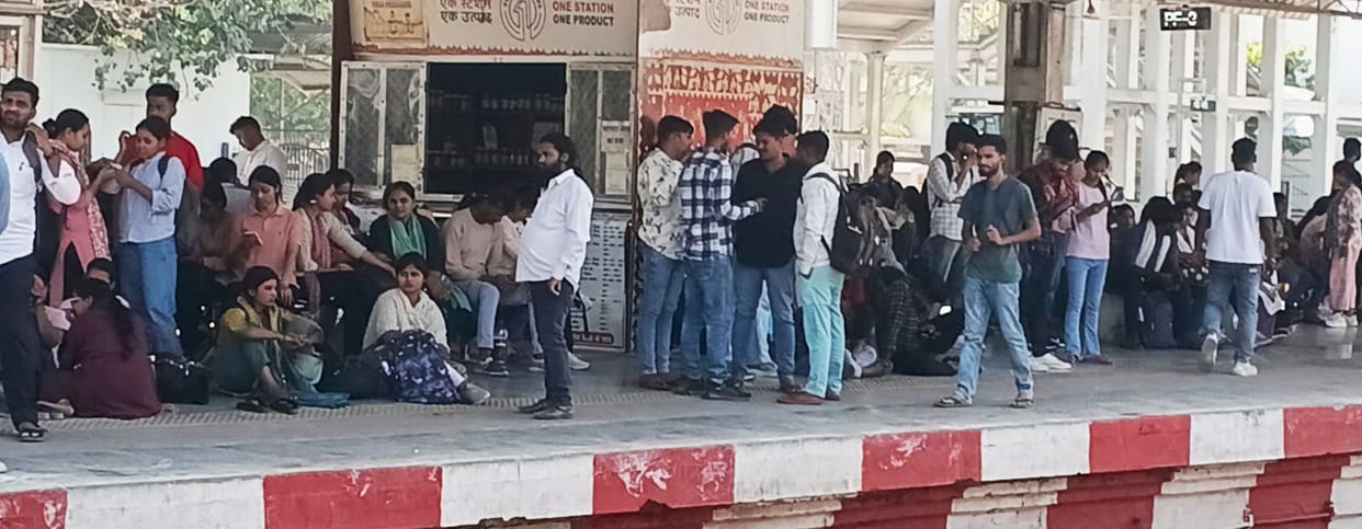 Candidates returned after giving the sub-inspector recruitment exam, crowd gathered at the railway station.
