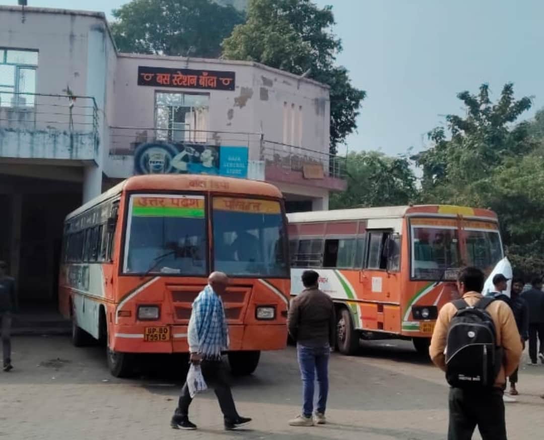 फोटो - 03 शहर स्थित स्टैंड पर खड़ीं बसें। संवाद