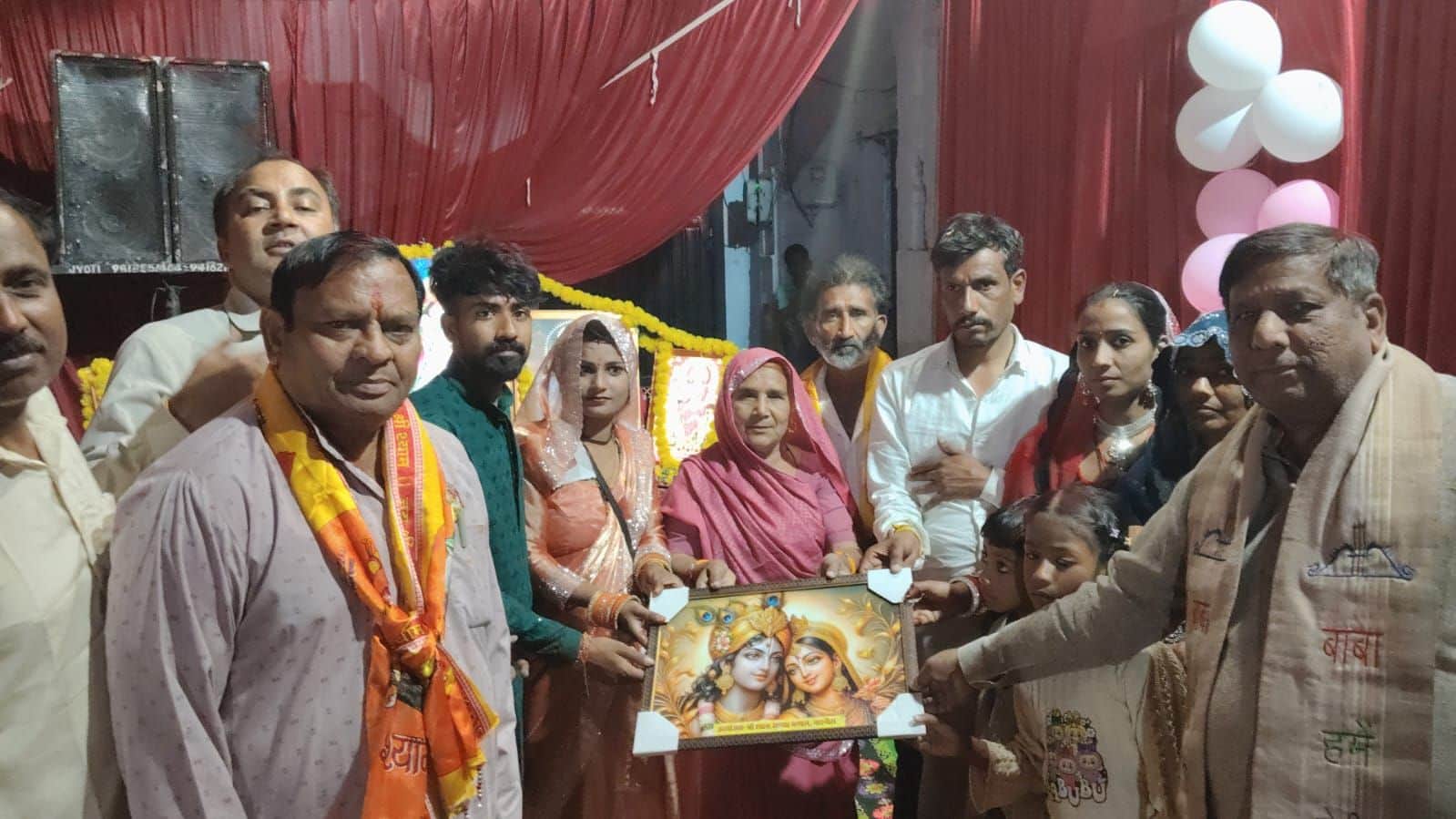 फोटो 03 यजमान को स्मृति चिह्न देकर सम्मानित करते मंडल सदस्य। मंडल