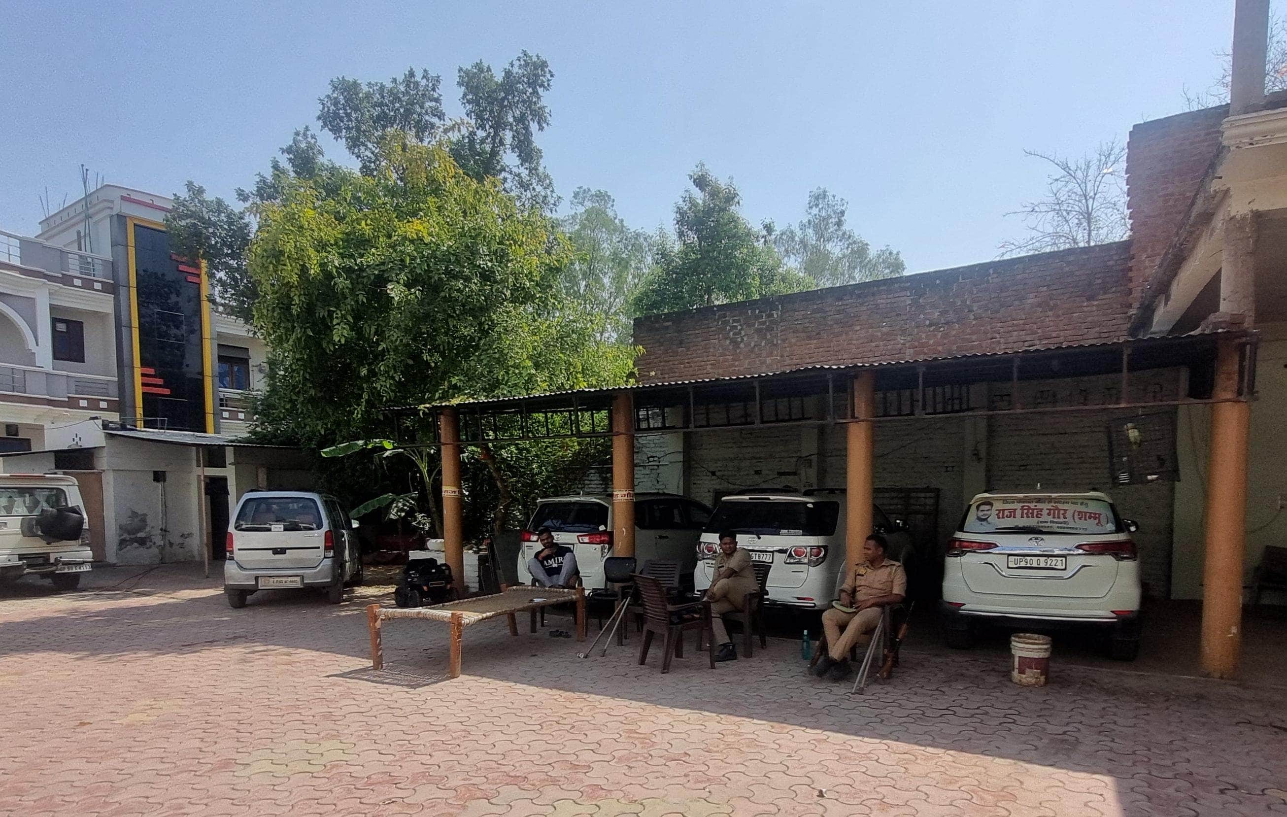 फोटो- 07 शिवशरण सिंह के यहां जांच के दौरान गेट में बैठे पुलिस कर्मी। संवाद