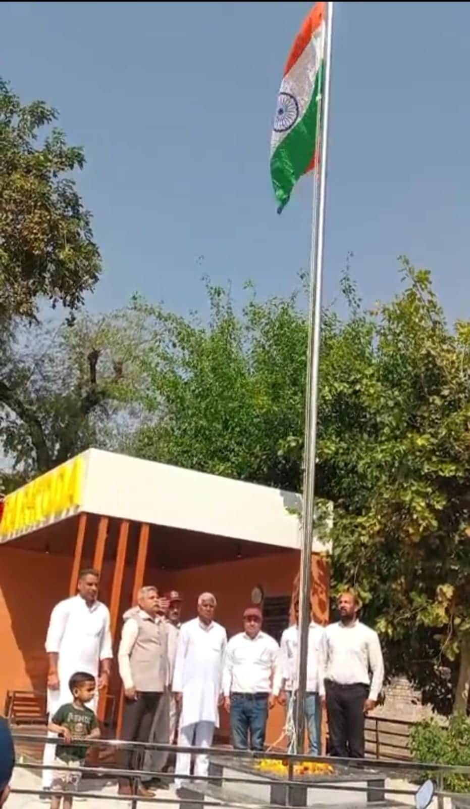 फोटो 11गांव बड़कोदा की चौपाल में तिरंगा स्थापित करते मेजर जनरल अरविंद यादव।स्रोत ग्रामीण