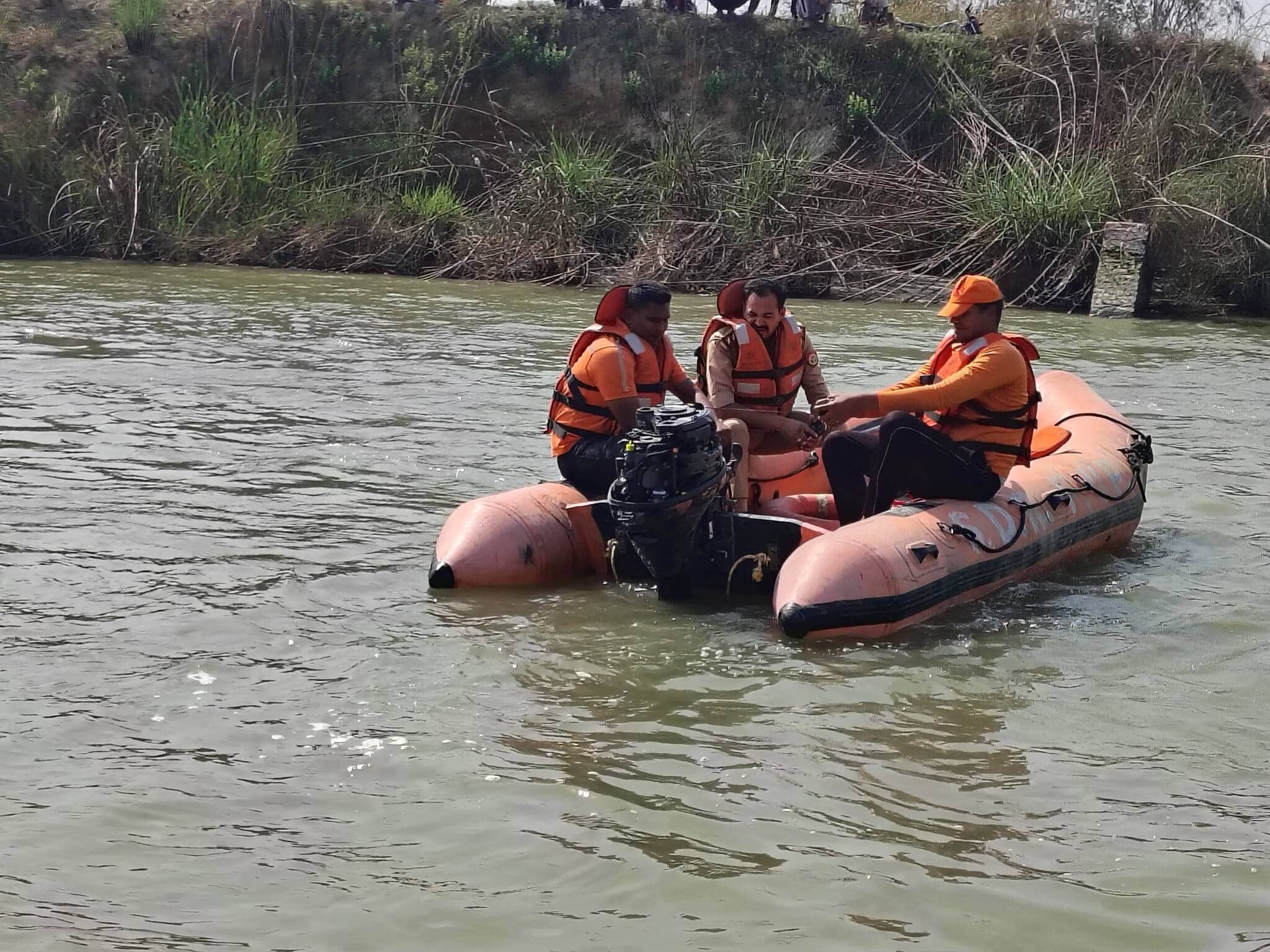 फोटो-11- नहर में युवक की तलाश करती एसडीआरएफ और मौजूद थानाध्यक्ष। संवाद
