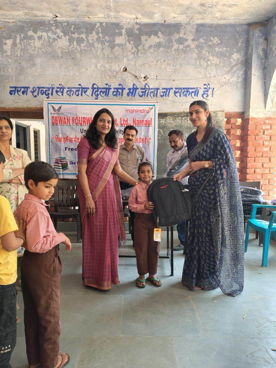 फोटो 12 बच्चों को बैग वितरित करती सीजेएम। विभाग