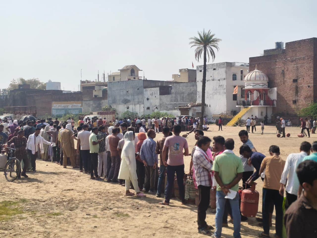 फोटो- 14 गैस के लिए जिला अस्पताल के पास हनुमान मंदिर मैदान में सुबह छह बजे लगी उपभोक्ताओं की भी