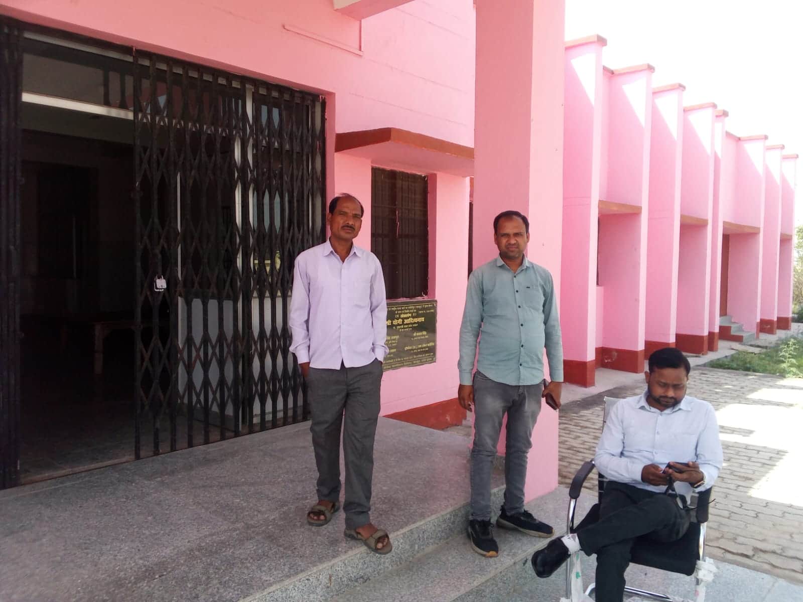 फोटो-14-ट्रॉमा सेंटर के बाहर खाली बैठे डॉक्टर। संवाद