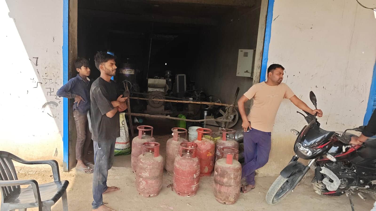 फोटो 15 एचएएपी 26- पत्योरा में पकड़े गए सिलिंडरों संग खड़े आरोपी सीएससी संचालक। संवाद