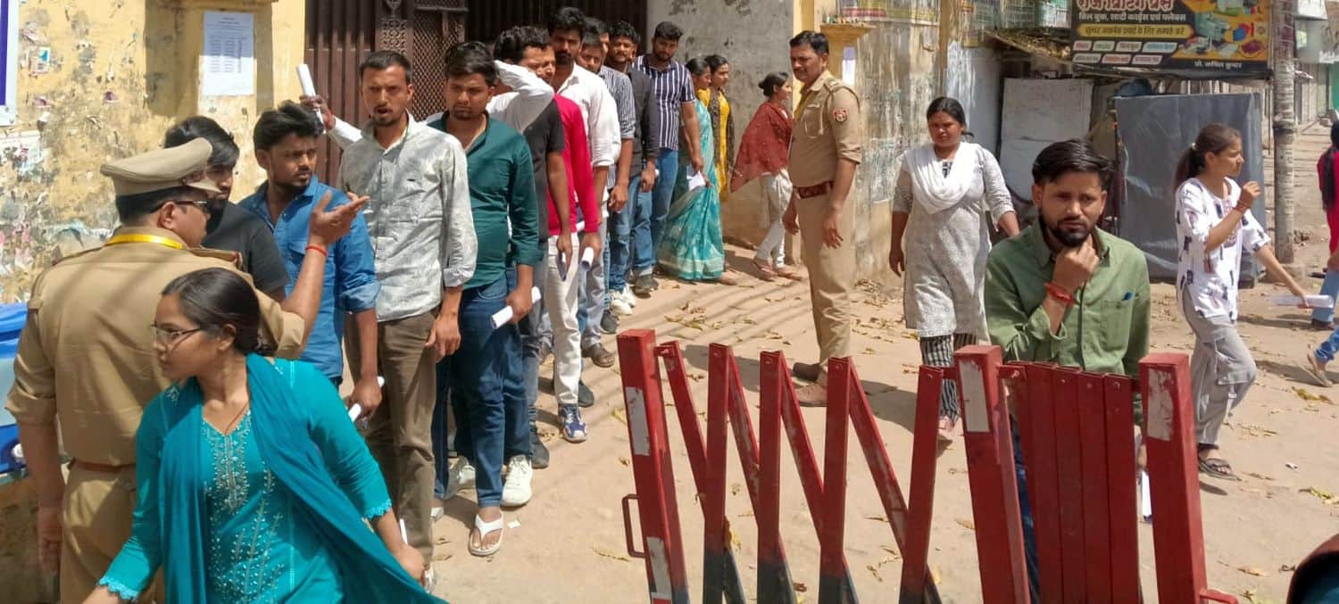 फोटो 15 एमएएचपी 17 परिचय-डीएवी कॉलेज केंद्र से पुलिस भर्ती परीक्षा देकर निकलते अभ्यर्थी व जूते