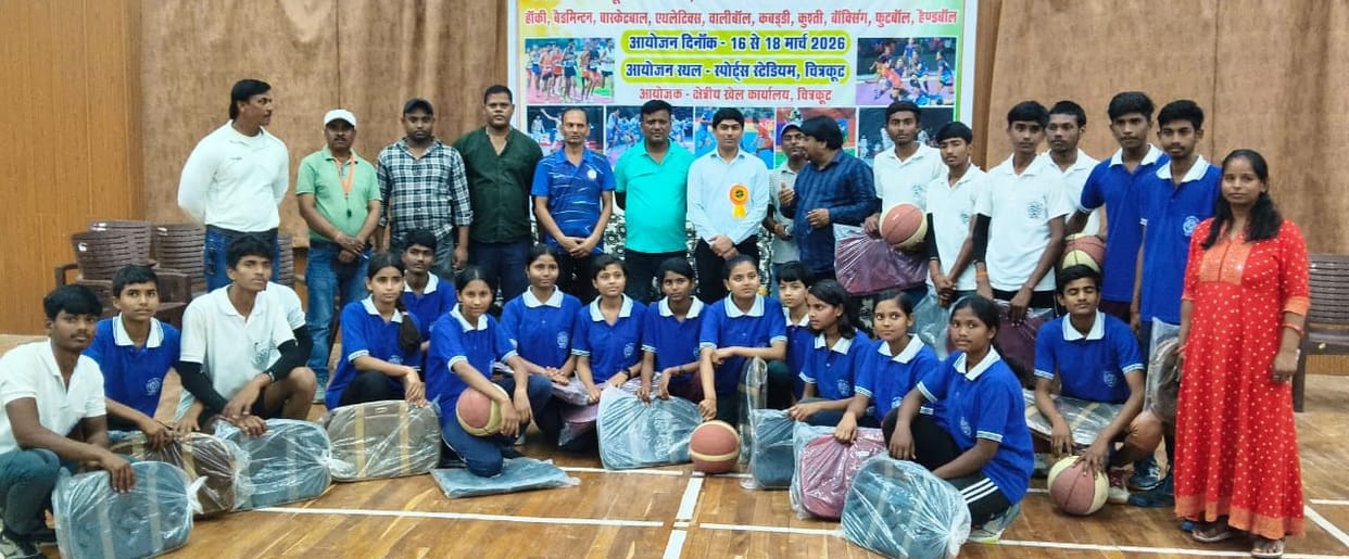 Jawahar Navodaya Vidyalaya Manikpur won in hockey and basketball.