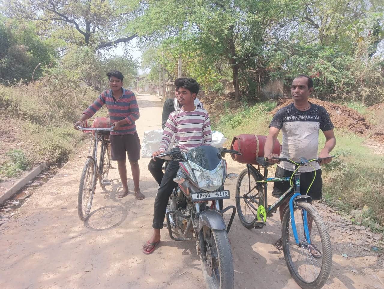 फोटो - 17 खप्टिहा कलां गांव में सिलिंडर लेने जाते ग्रामीण। संवाद