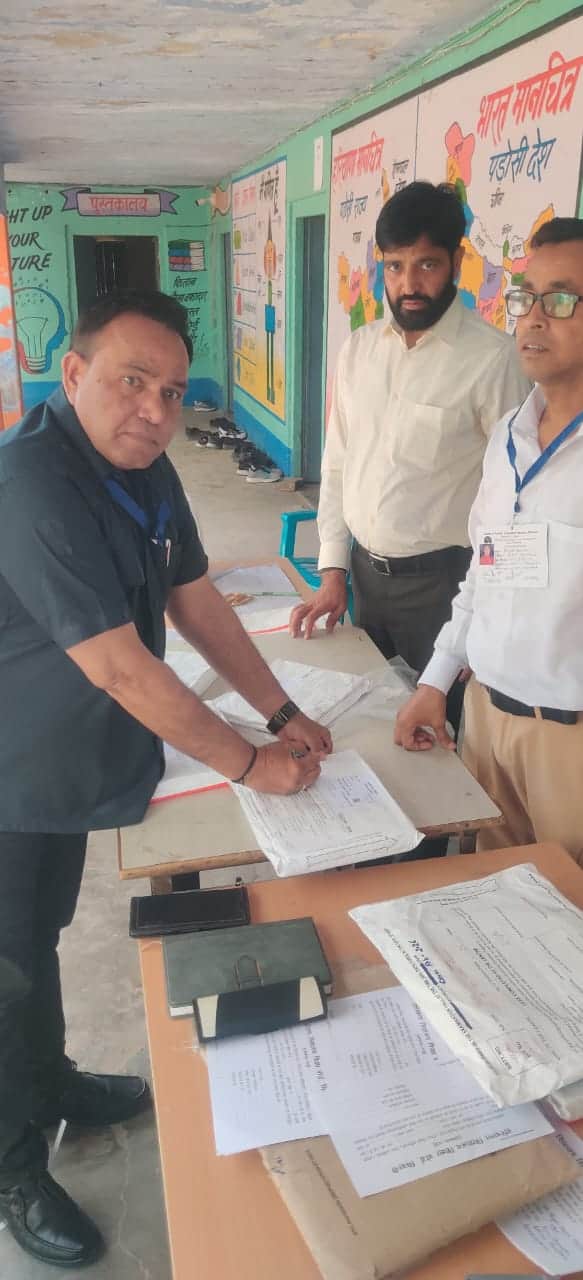 फोटो 17थनवास सीनियर सेकेंडरी स्कूल का निरीक्षण करते उड़न दस्ते के कन्वीनर राजेश शर्मा।संवाद