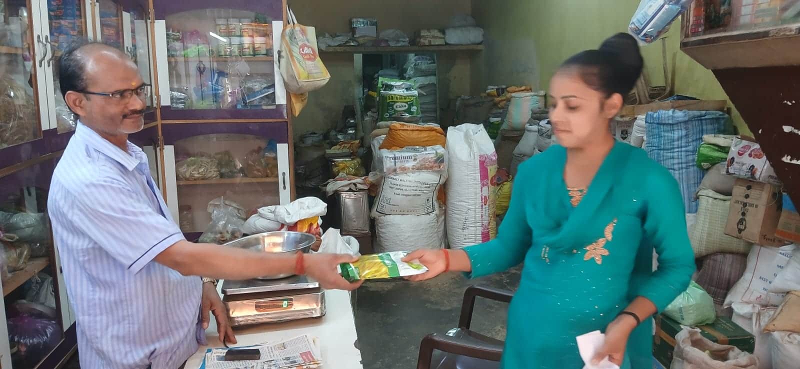 फोटो 19 कासगंज में एक दुकान से मेवा खरीदती युवती। स्रोत:संवाद