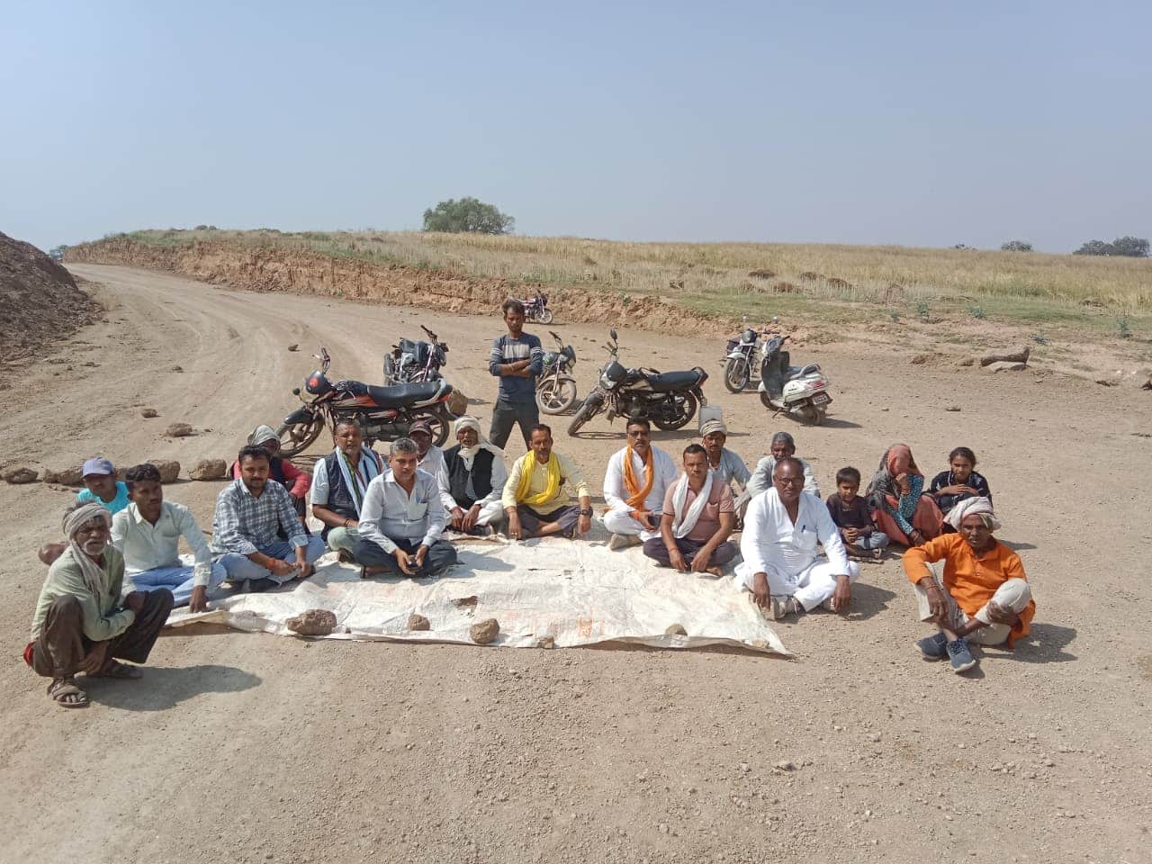 फोटो - 20 मौरंग खदान के पास जाम लगाए बैठे ग्रामीण। स्त्रोत : स्वयं