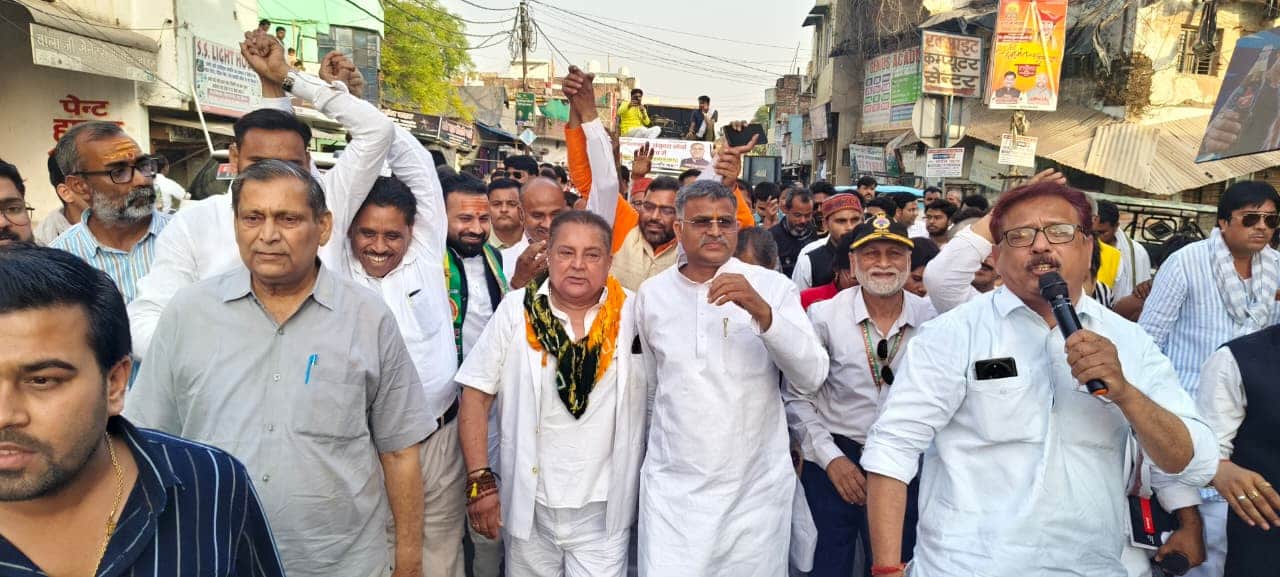 फोटो- 22 बुंदेलखंड राज्य की मांग को लेकर शहर में जुलूस निकाल किया आव्हान। संवाद