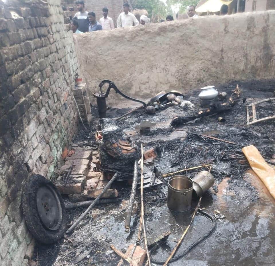 फोटो-24 गांव केहरी नगला में में आग जला पड़ा सामान। संवाद