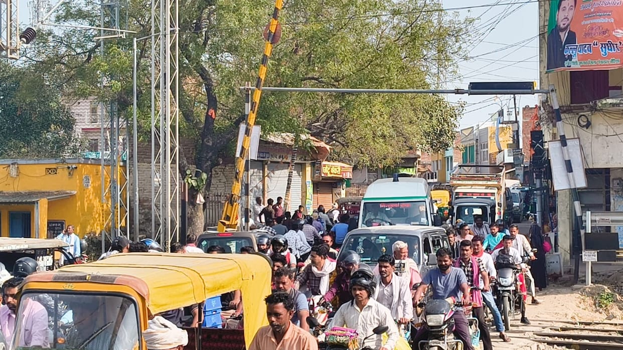 Holi special train stopped for five minutes due to non-closing of gate.