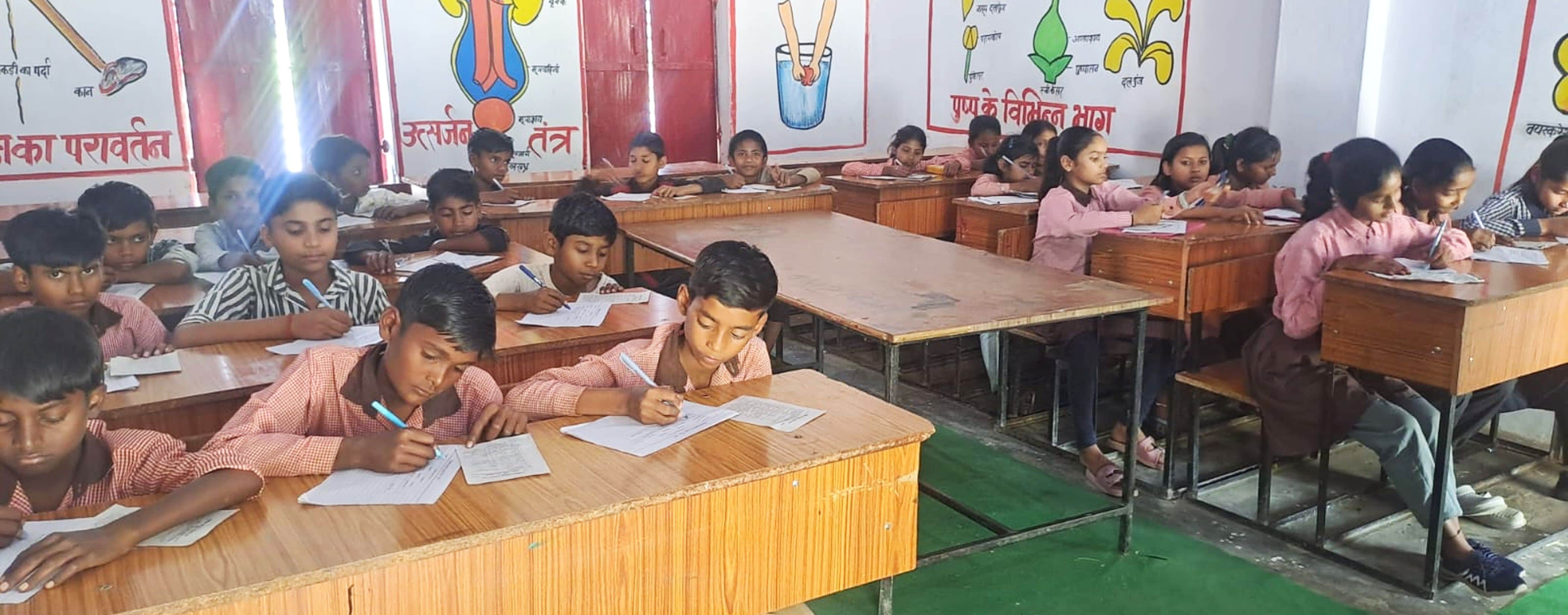 फोटो-24-उच्च प्राथमिक विद्यालय कुलखेड़ा में परीक्षा देते बच्चे। संवाद