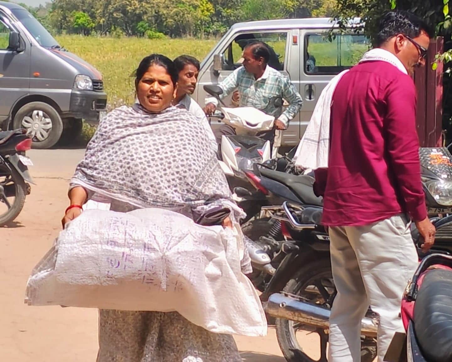 फोटो-26-गैस एजेंसी पर सिलिंडर भरवाने के लिए पहुंची महिला। संवाद