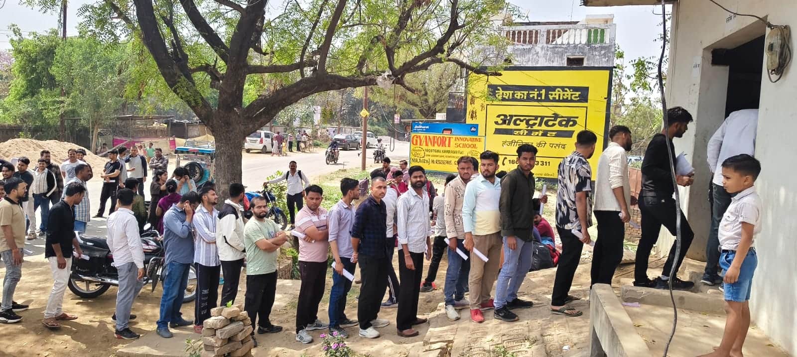 फोटो-31 रखा बालिका इंटर कालेज फतेहगढ़ के पास परीक्षा देने के बाद बैग लेने के लिए लगी अभ्यर्थियो