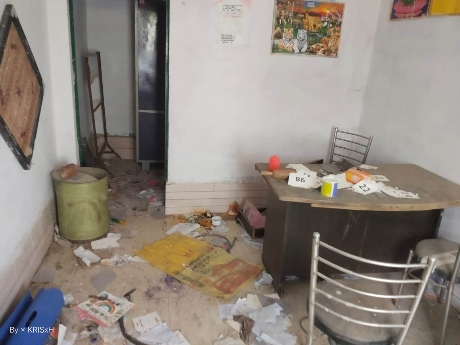 फोटो-32- स्कूल में बिखरा पड़ा सामान। स्रोत, अध्यापक