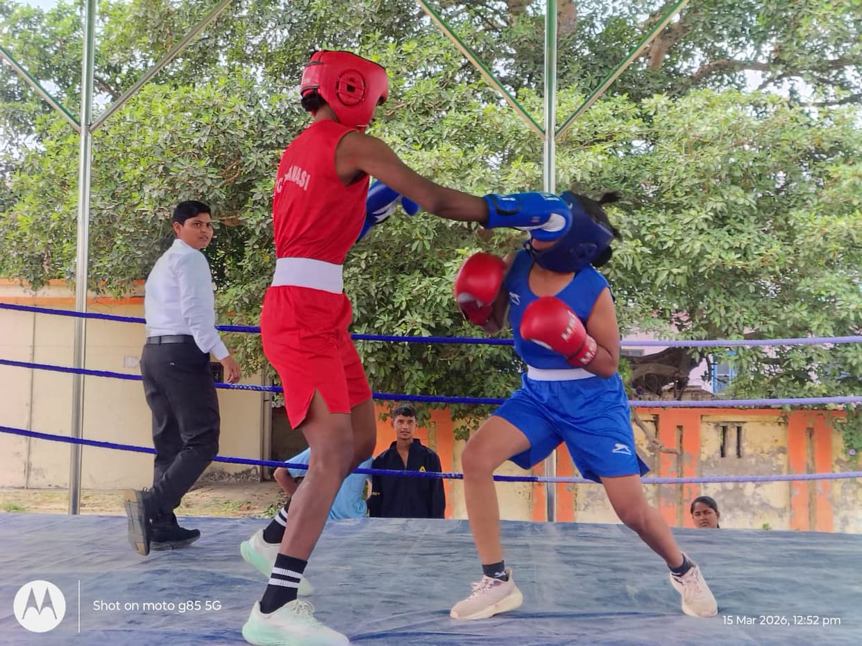 Players showed their strength in the Junior District Boxing Competition