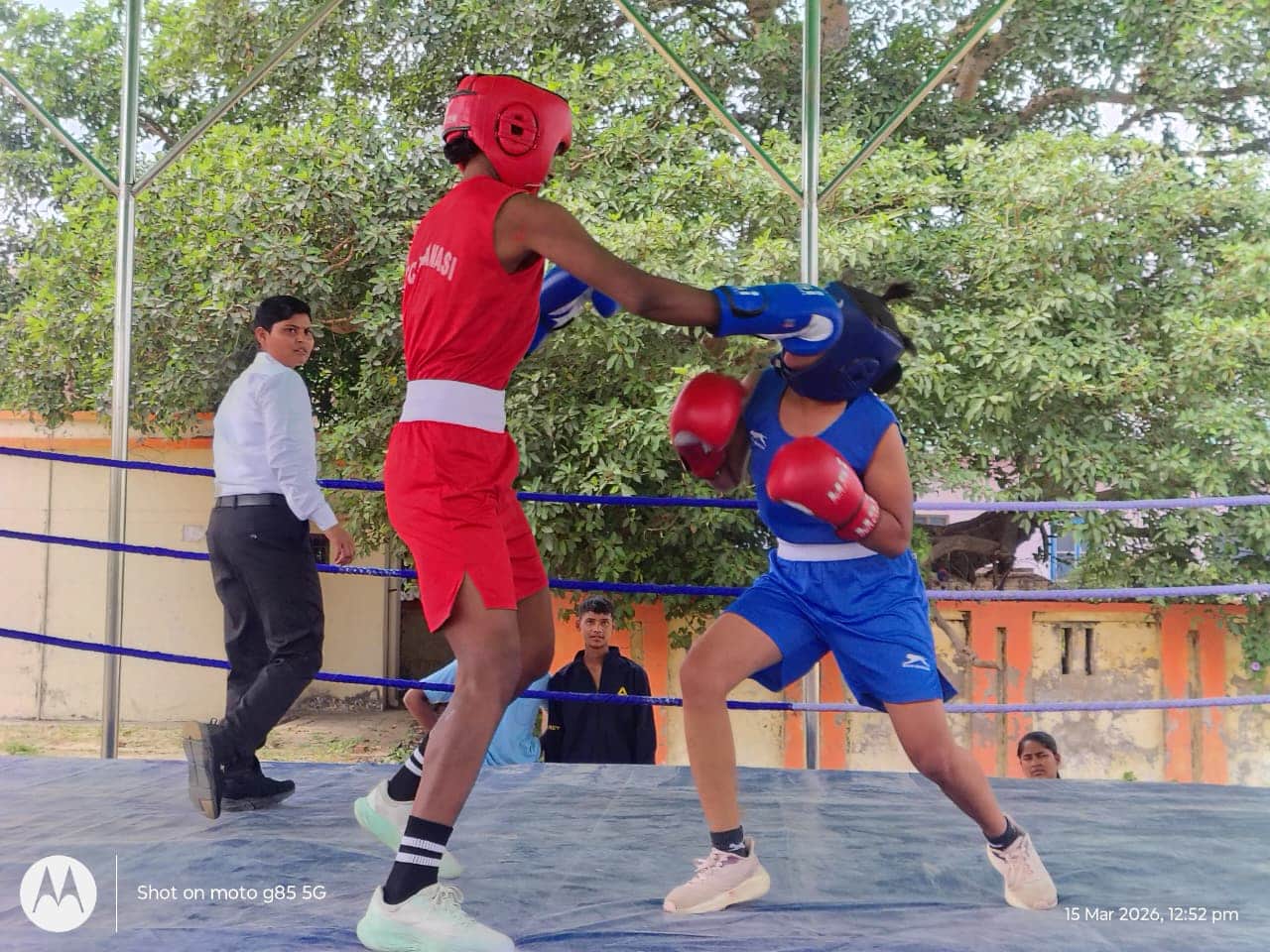 फोटो-34 फतेहगढ़ स्टेडियम में एक दूसरे पर मुक्के बरसातीं मुक्केबाज। स्रोत: जागरूक पाठक