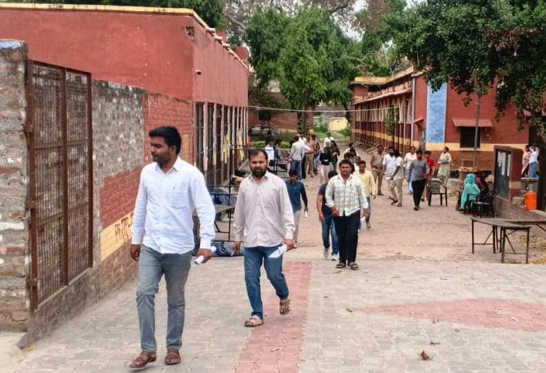 फोटो 35 कासगंज के श्रीगणेश इंटर कॉलेज से पुलिस भर्ती परीक्षा देकर निकलते परीक्षर्थी। स्रोत:संव