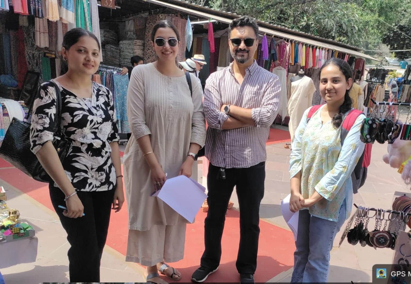 फोटो-51: दिल्ली हाट में सर्वे में भाग लेने वाली वैश्य आर्य कन्या महाविद्यालय की छात्राएं। स्रोत