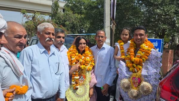 फोटो-54: बहादुरगढ़ के सेक्टर छह में पहुंचने पर राखी दलाल का स्वागत करते सेक्टरवासी। संवाद