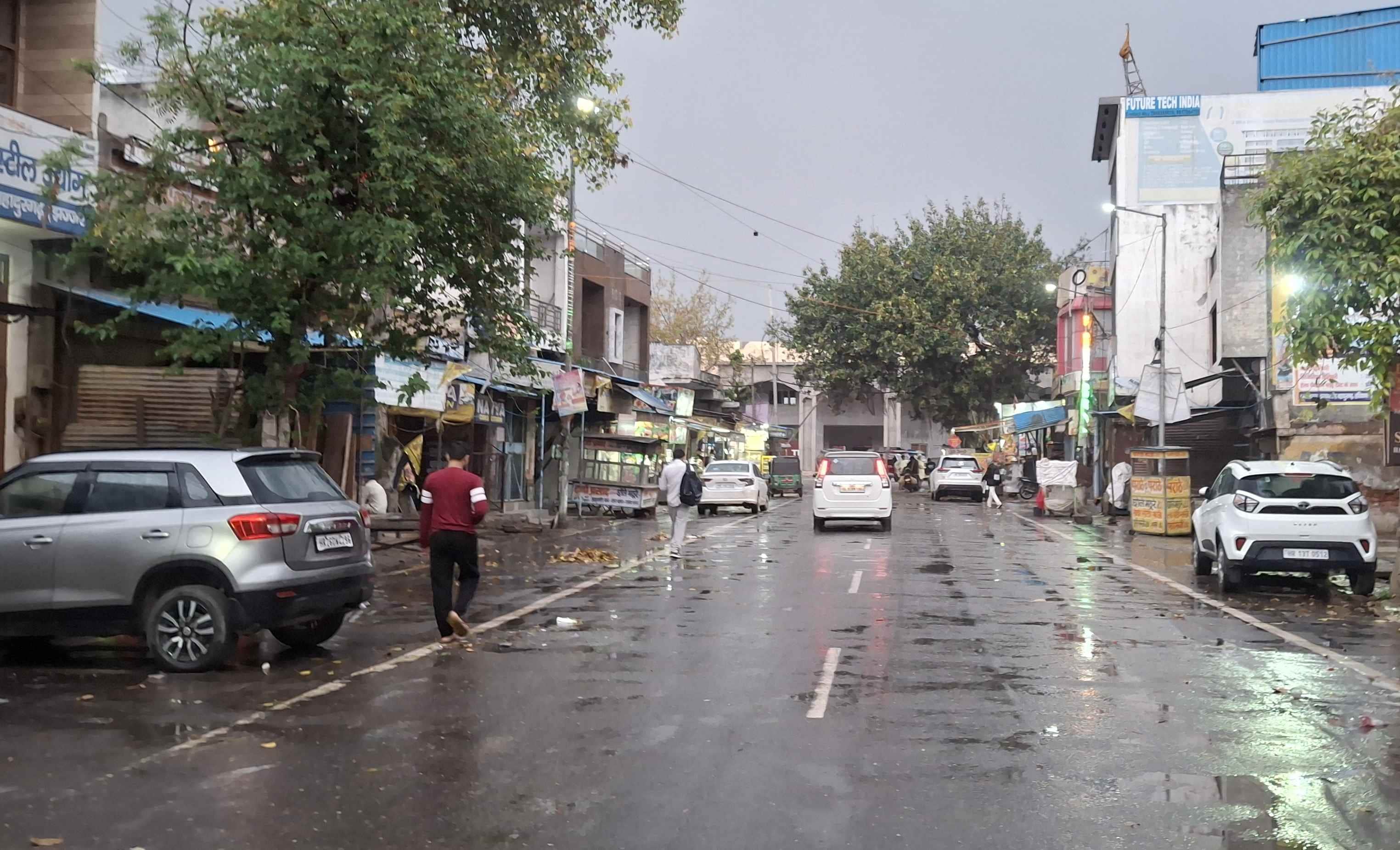 -फोटो 57 : बहादुरगढ़ में रविवार की सुबह हुई बारिश के बाद सड़क हुई गीली। संवाद