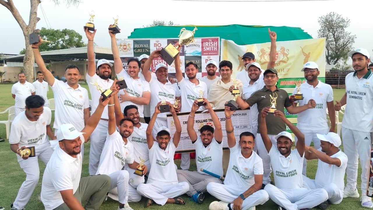 -फोटो 85 : एडीएस प्रीमियर लीग की क्रिकेट रॉलिंग ट्रॉफी विजेता टीम रॉयल ग्रीन ट्रॉफी के साथ। स्र