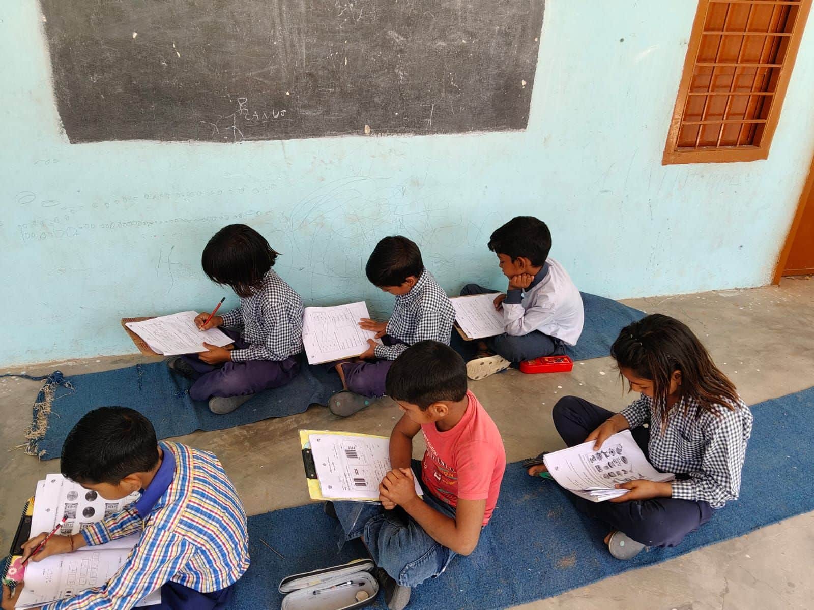 फोटो नंबर-13सरकारी स्कूल में परीक्षा देते विद्यार्थी। संवाद