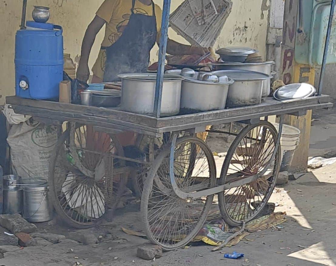 फोटो नंबर-18बाजार में कट्टे से ढक कर किया जा घरेलू गैस सिलिंडर का उपयोग। संवाद