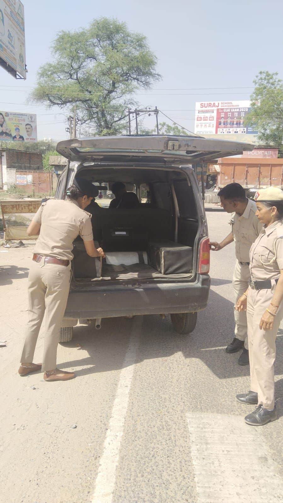 फोटो नंबर- 22वाहनों की जांच करती पुलिस टीम। स्रोत- पुलिस