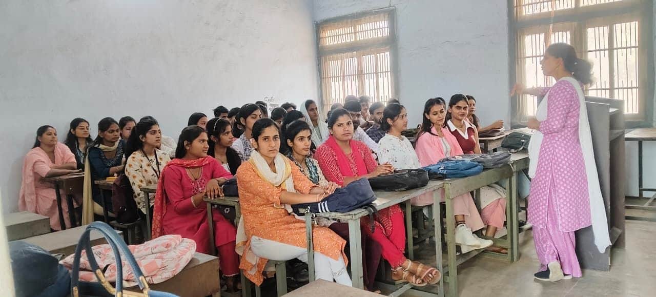 फोटो संख्या:53- राजकीय महाविद्या महेंद्रगढ़ आयोजित जागरूक सेमिनार में विद्यार्थियों को  जागरूक