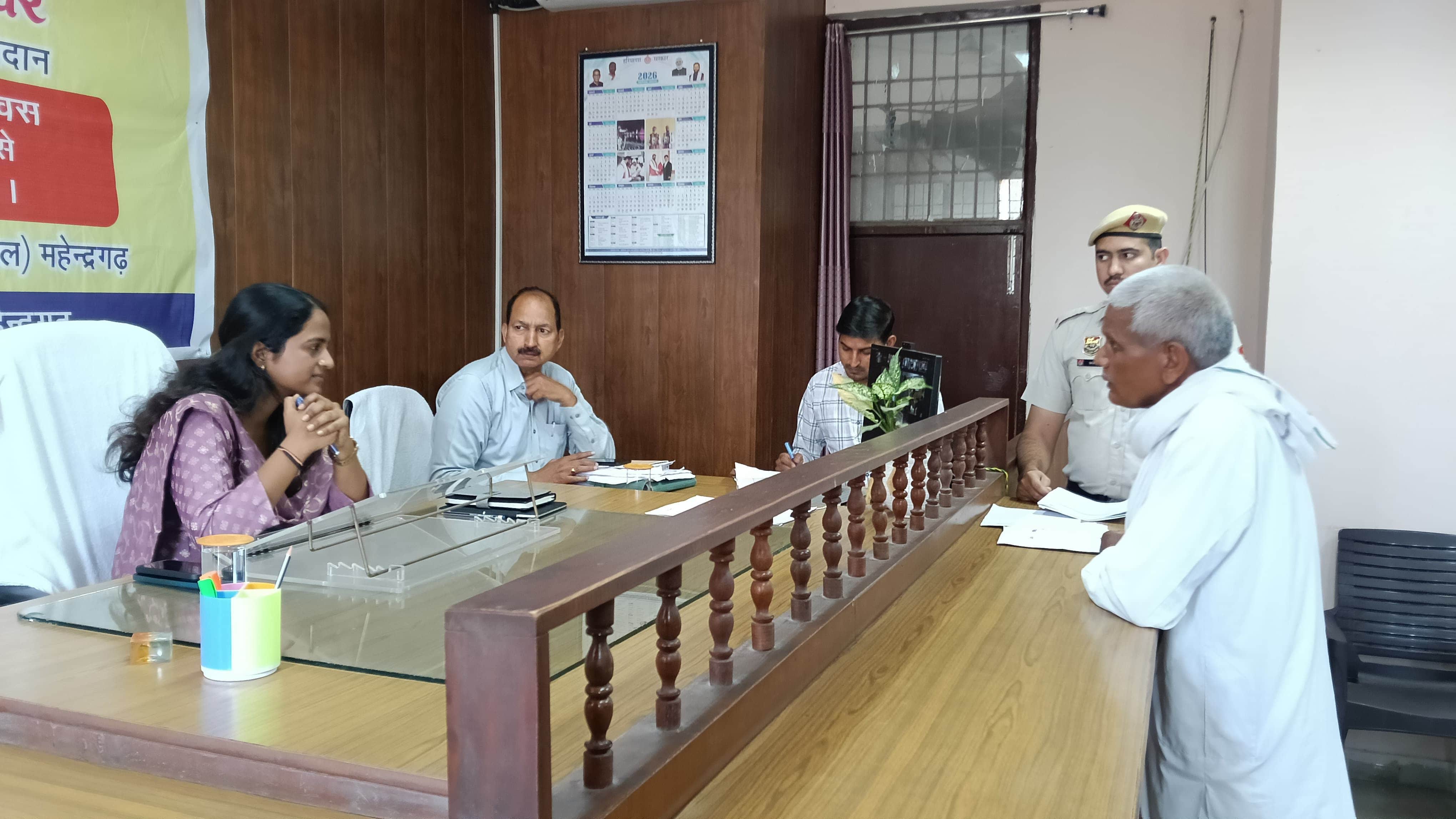 फाेटो संख्या:54- लघु सचिवालय महेंद्रगढ़ में लोगों की समस्या सुनती एसडीएम कनिका गोयल--स्रोत- एपी