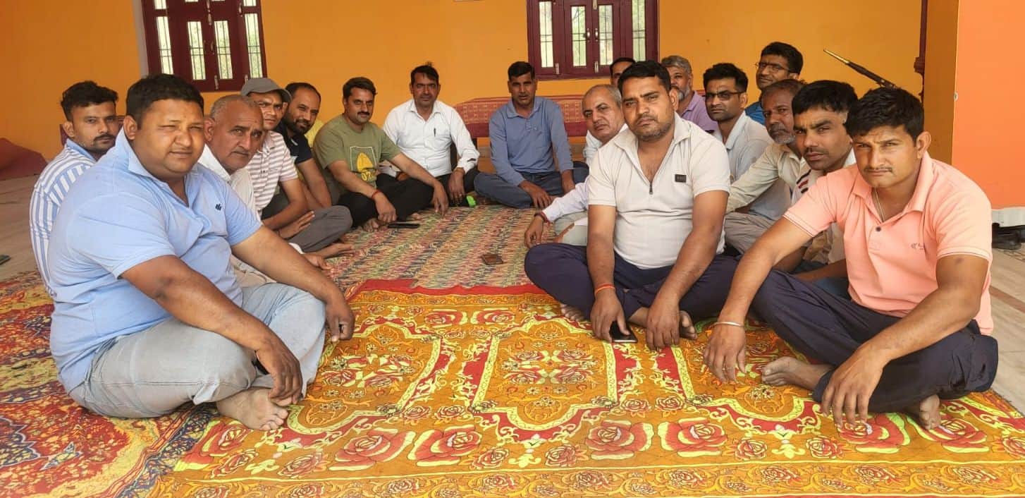 फोटो संख्या:59- माता भूरा भवानी मंदिर में खेलकूद प्रतियोगिता के लिए बैठक करते कमेटी के सदस्य--स