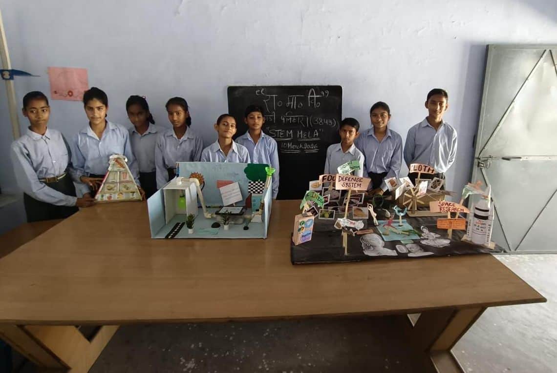 फोटो संख्या:60- गांव पालड़ी पनिहारा सरकारी स्कूल में तैयार प्रोजेक्ट को दिखाते विद्यार्थी--स्रो