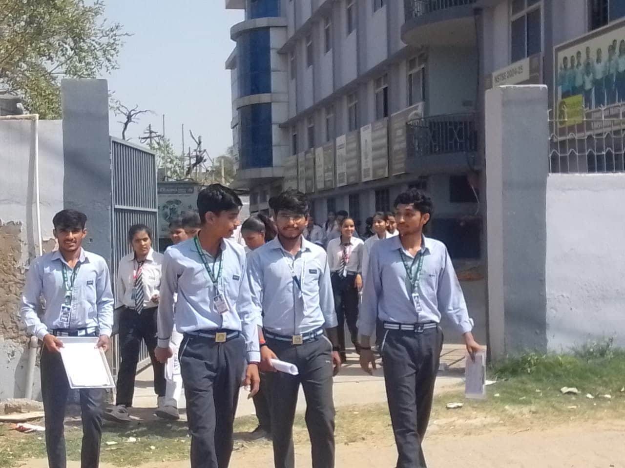 फोटों संख्या:64- कुराहवटा रोड पर सीबीएसई परीक्षा केंद्र से  बाहर निकलते विद्यार्थी--संवाद