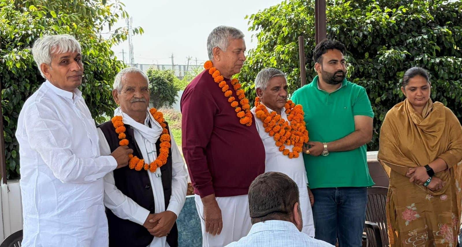 फोटो: सोनीपत के गन्नौर में बैठक के दौरान इनेलो के वरिष्ठ कार्यकर्ताओं का सम्मान करते प्रदेश कार