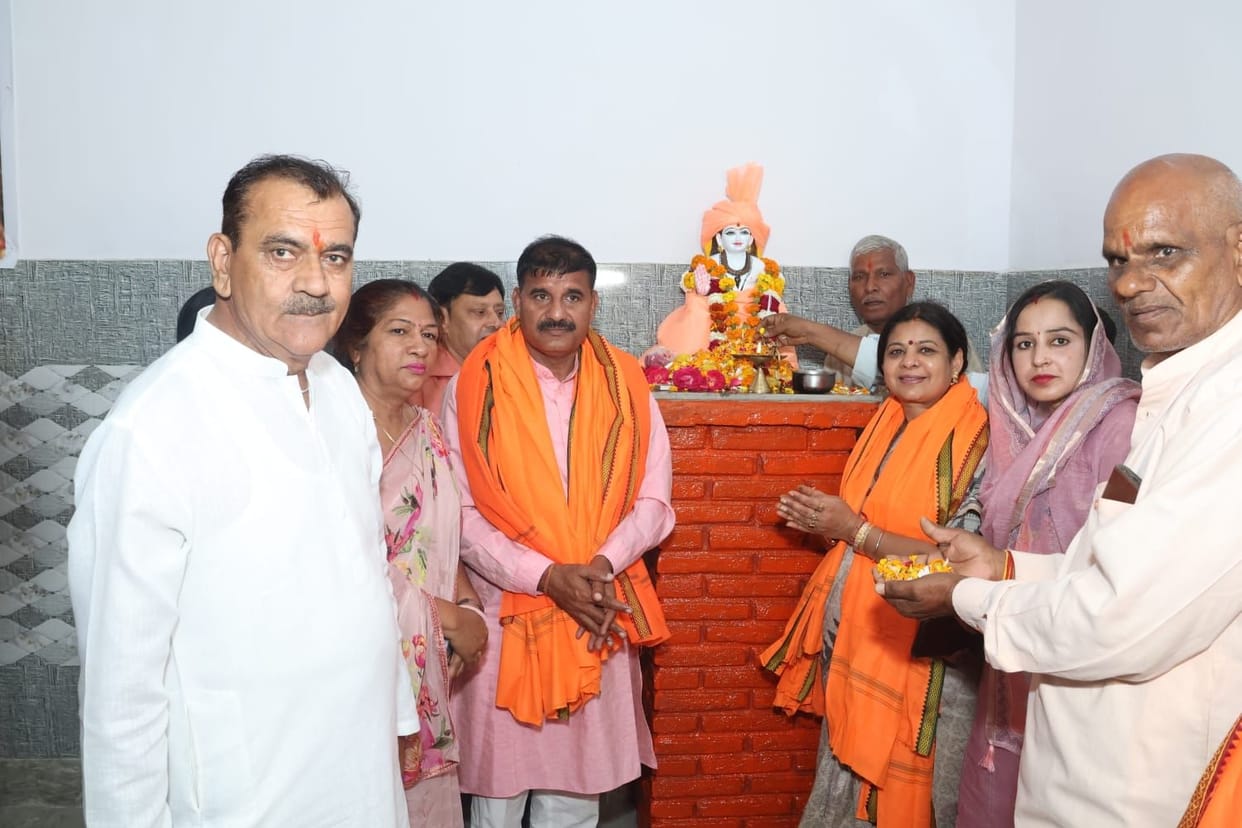 Former Minister Unveils Statue of Guru Gorakhnath